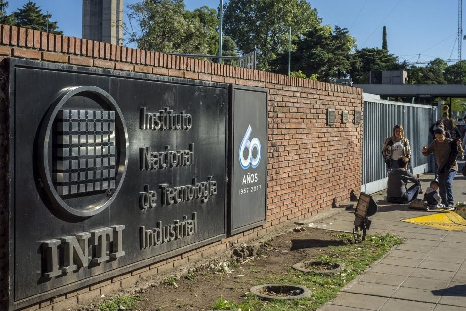 La Justicia le pone un freno a Milei: suspenden el cierre del INTI y congelan su plan de desmantelamiento