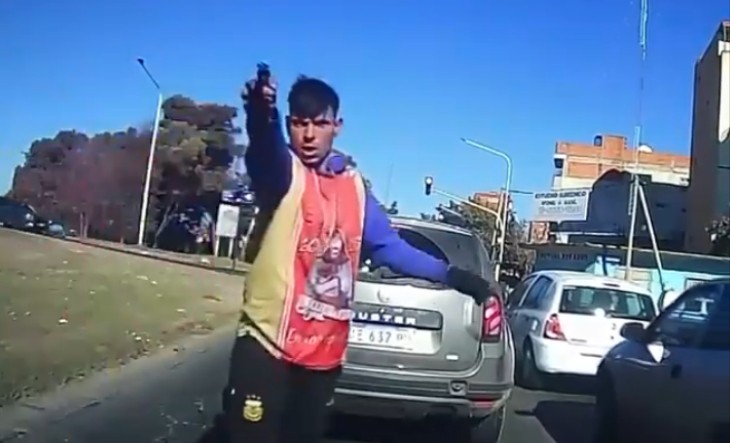 CIUDAD MADERO: apuntaron con un arma a una conductora en pleno sem&aacute;foro