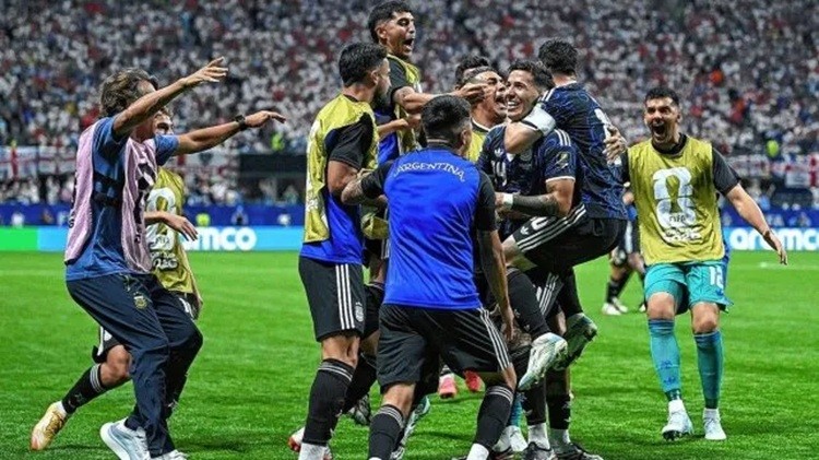 ARGENTINA LO DIO VUELTA SOBRE LA HORA ANTE INGLATERRA: jugar&aacute; la final del Mundial contra Espa&ntilde;a