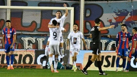 RIESTRA DIO EL GOLPE EN MOR&Oacute;N: elimin&oacute; a San Lorenzo por penales y avanz&oacute; en la Copa Argentina