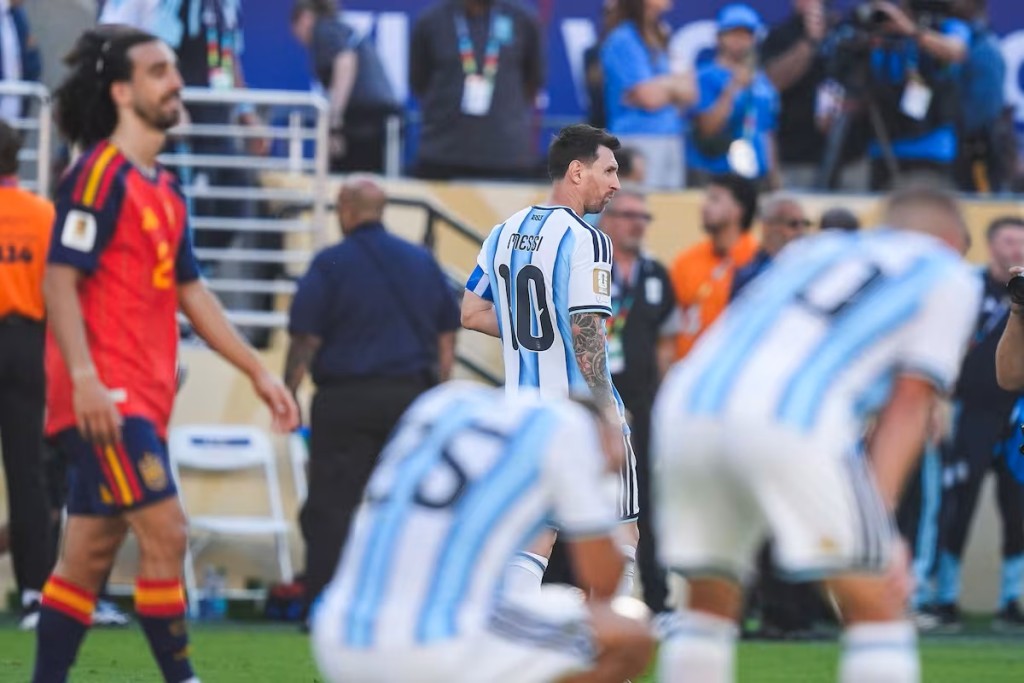 DOLOR MUNDIAL PARA ARGENTINA: resisti&oacute; con uno menos, pero Espa&ntilde;a le arrebat&oacute; la gloria en la final
