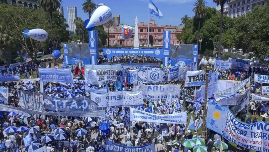La CGT y las dos CTA marchan con los jubilados y lanzan un plan de lucha contra Milei