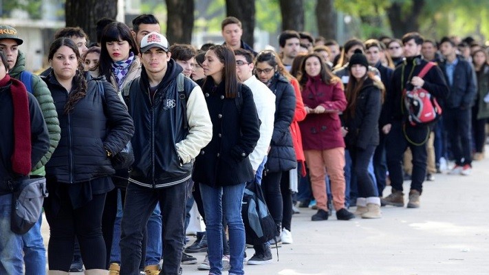 ALARMANTE INFORME DE LA UBA: casi la mitad de los j&oacute;venes argentinos vive en situaci&oacute;n de vulnerabilidad