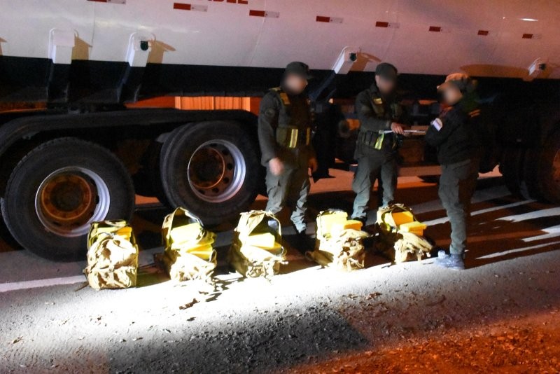 GOLPE MILLONARIO AL NARCOTR&Aacute;FICO: hallaron casi 390 kilos de coca&iacute;na escondidos en camiones cisterna y detuvieron a tres personas