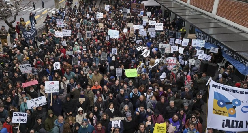 CIENT&Iacute;FICOS CON LAS VALIJAS LISTAS: el ajuste de Milei empuja a una nueva fuga de cerebros