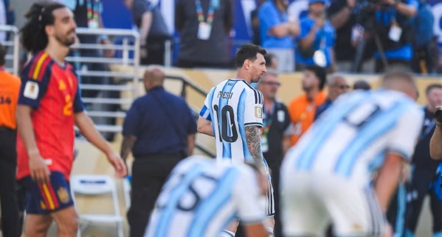 DOLOR MUNDIAL PARA ARGENTINA: resisti&oacute; con uno menos, pero Espa&ntilde;a le arrebat&oacute; la gloria en la final