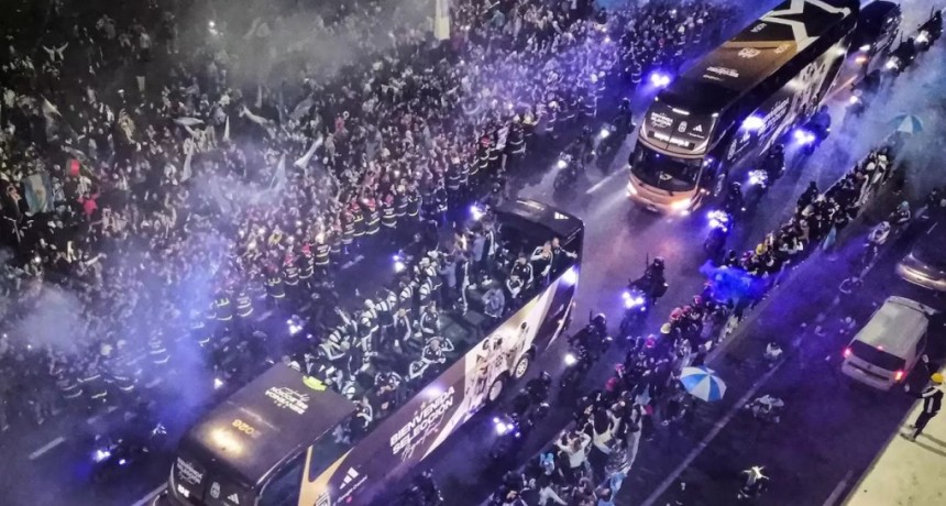 LA SELECCI&Oacute;N VOLVI&Oacute; AL PA&Iacute;S Y RECIBI&Oacute; UN ABRAZO MULTITUDINARIO: m&aacute;s de 10.000 hinchas la esperaron bajo la lluvia