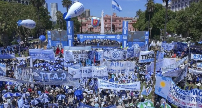 La CGT y las dos CTA marchan con los jubilados y lanzan un plan de lucha contra Milei