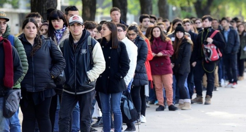ALARMANTE INFORME DE LA UBA: casi la mitad de los j&oacute;venes argentinos vive en situaci&oacute;n de vulnerabilidad