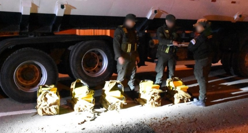 GOLPE MILLONARIO AL NARCOTR&Aacute;FICO: hallaron casi 390 kilos de coca&iacute;na escondidos en camiones cisterna y detuvieron a tres personas