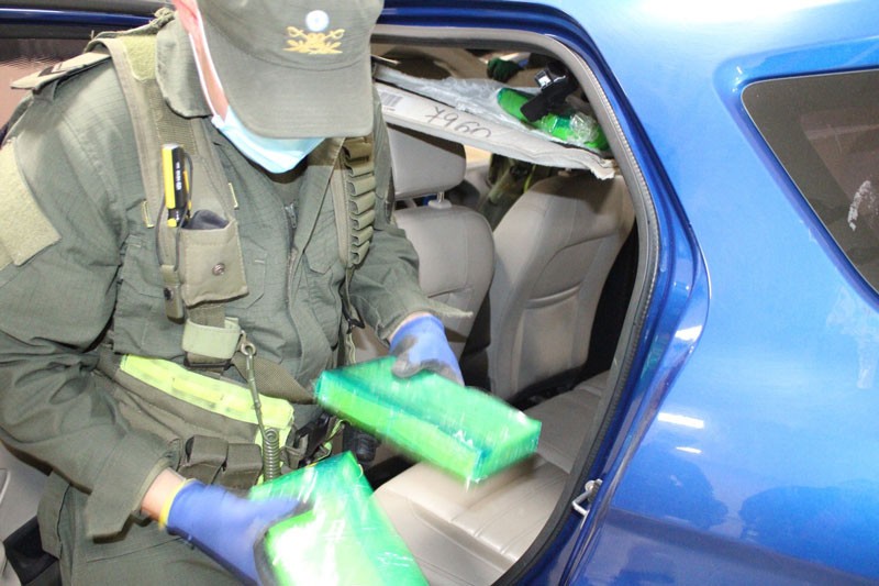 Detuvieron a dos mujeres con más de ocho kilos de cocaína ocultos en el techo de una camioneta