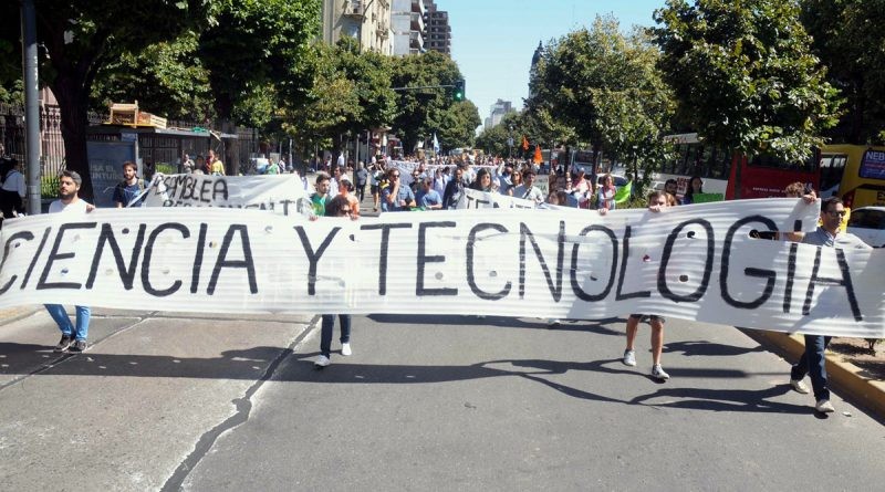 Científicos paran y marchan con antorchas en defensa del CONICET y la ciencia pública