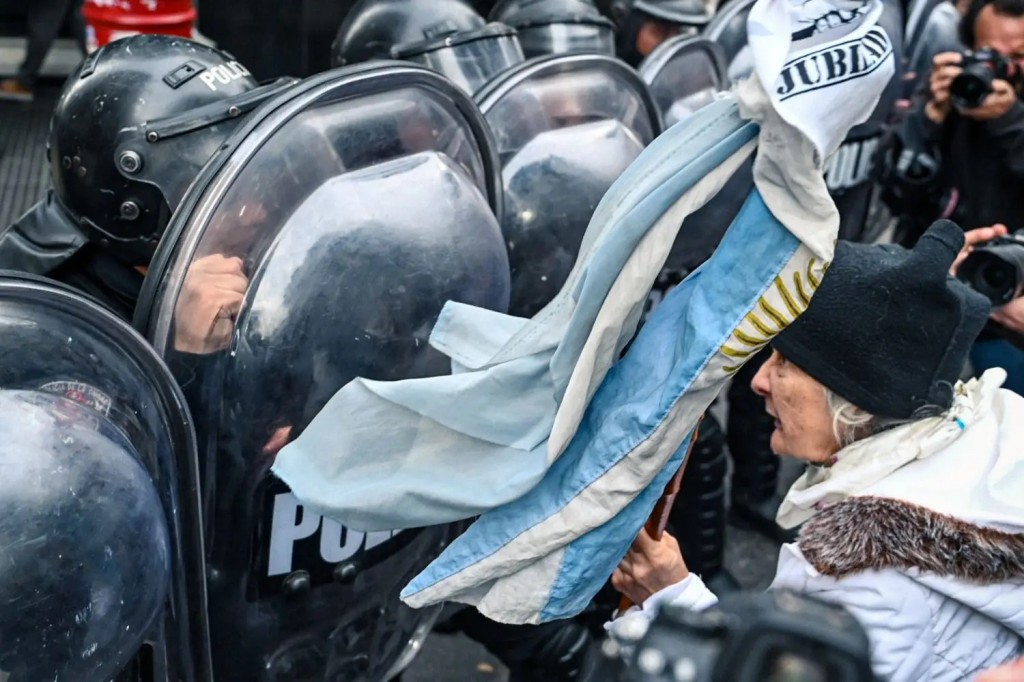 Violenta represión en el Congreso: 25 heridos por gases y balas de goma en una marcha contra el ajuste
