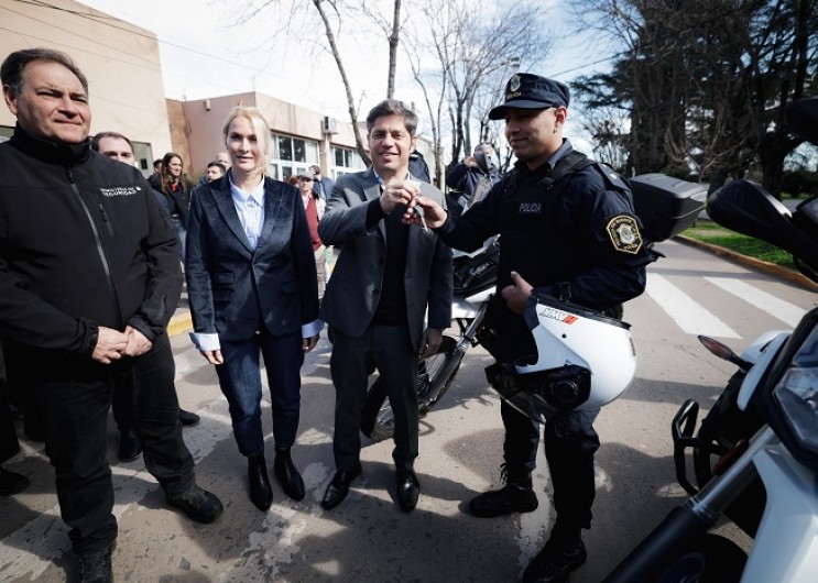 “Trajimos patrulleros, no discursos”: Kicillof refuerza la seguridad y entrega escrituras en Capitán Sarmiento