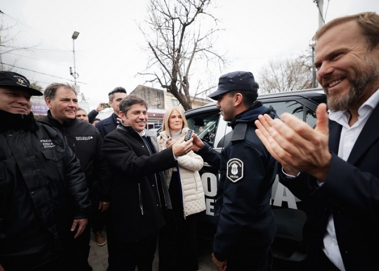 Kicillof lanzó una ofensiva contra Milei al entregar patrulleros en Ezeiza