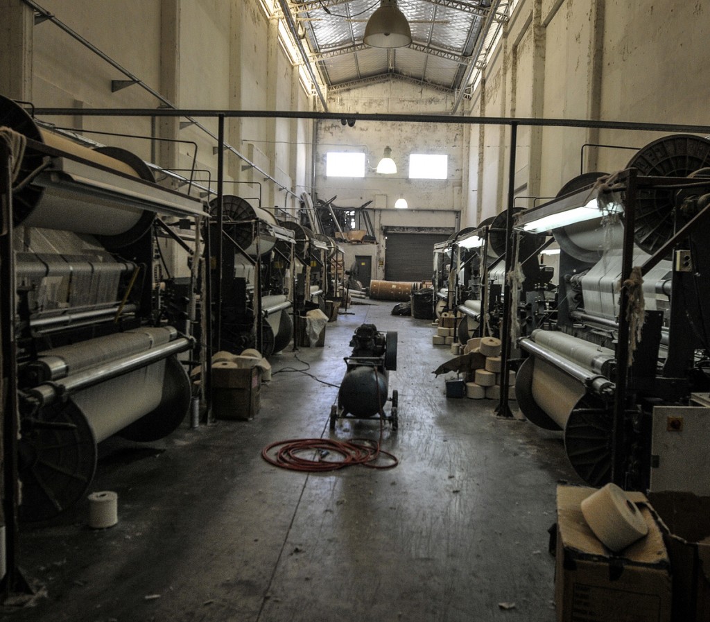 Industria en picada mensual y construcción que apenas logra respirar