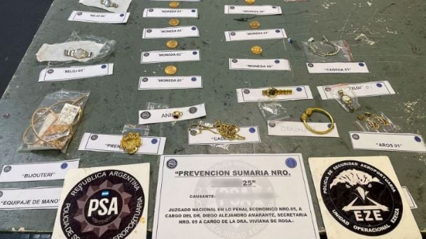 Escándalo en Ezeiza: azafata atrapada con diamantes, oro, celulares y miles de dólares