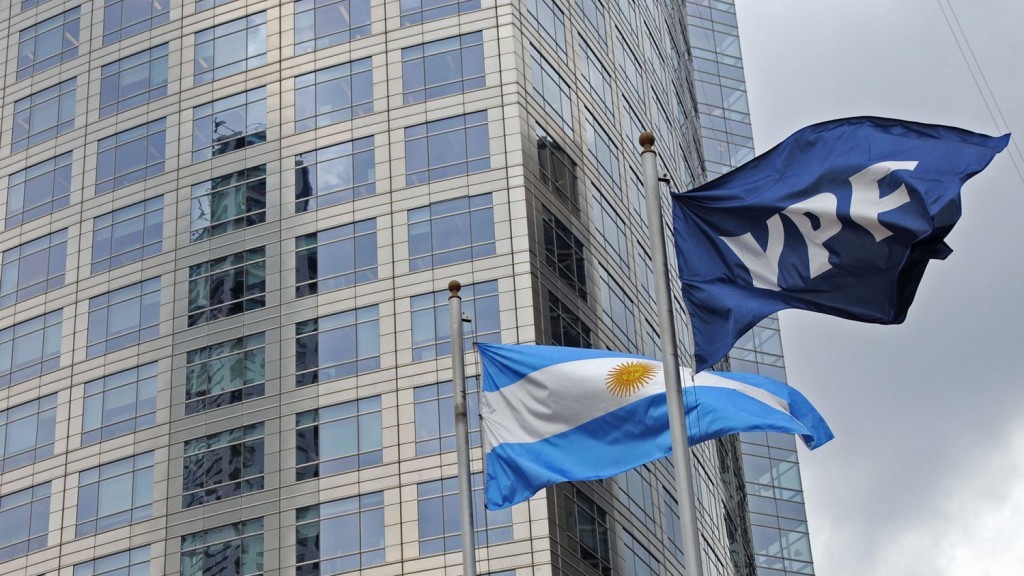 Golpe judicial a Burford: Argentina frena entrega de acciones de YPF y gana tiempo en la batalla de Nueva York