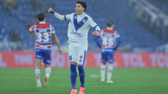 Vélez aplasta a Fortaleza bajo la lluvia y se mete entre los ocho mejores de América