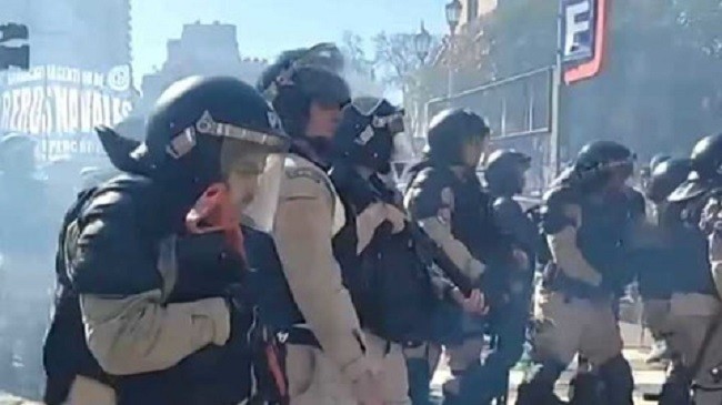 Represión en el Congreso: gases contra trabajadores del Garrahan en plena sesión