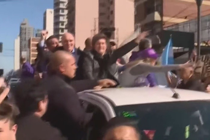 Caos en Lomas: la caravana de Milei terminó entre piedrazos, insultos y escándalo
