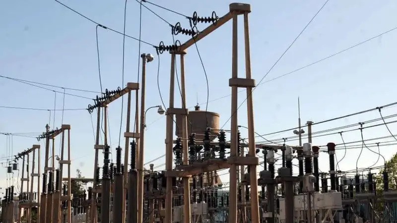 Caída histórica del consumo eléctrico sacude a hogares e industria en Argentina