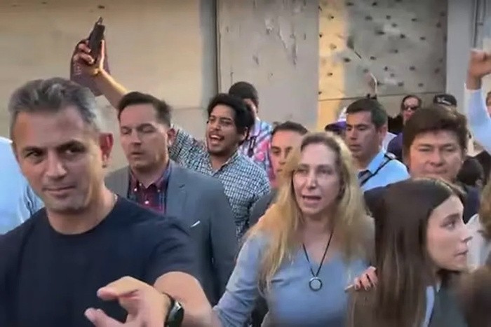 Caos en Corrientes: Karina Milei y Martín Menem huyen entre gritos y golpes y suspenden cierre de campaña