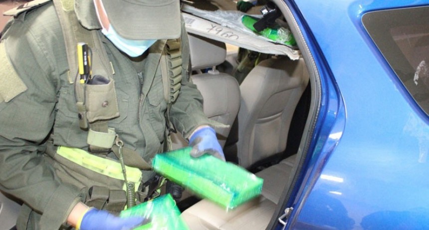 Detuvieron a dos mujeres con más de ocho kilos de cocaína ocultos en el techo de una camioneta