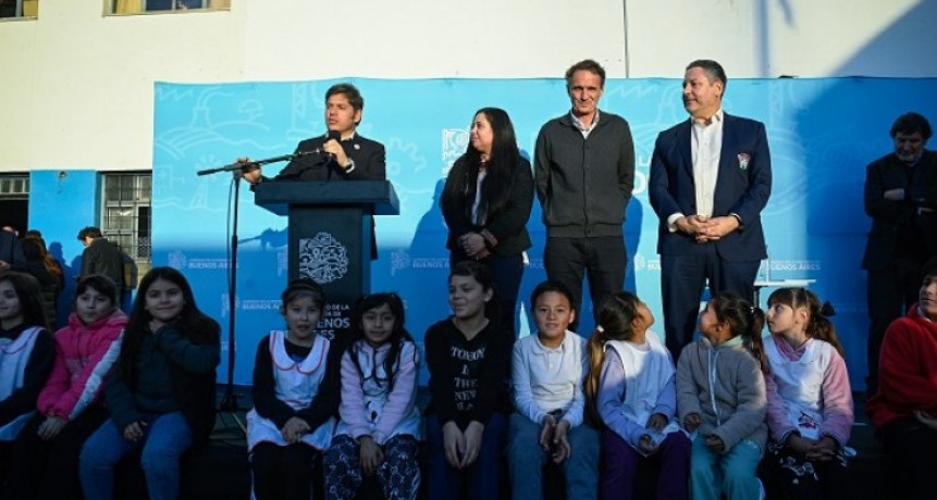 Kicillof amplió una escuela en Merlo y sumó móviles para reforzar la seguridad