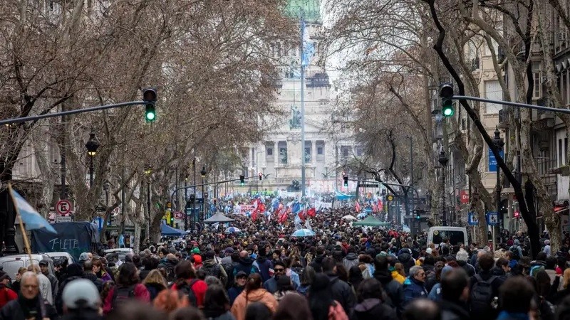 EL RECHAZO SE EXPANDE EN TODO EL PA&Iacute;S: crecen las protestas contra la reforma que impulsa el Gobierno