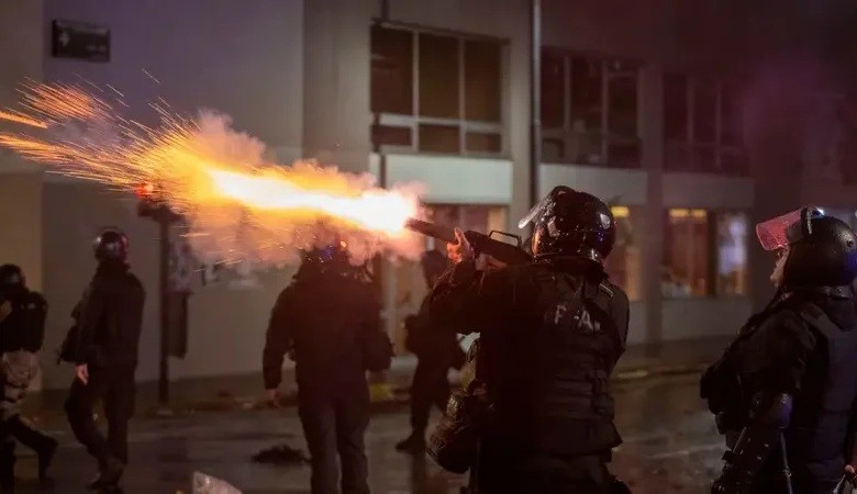 TENSI&Oacute;N FRENTE AL CONGRESO: gases, heridos y detenidos durante una protesta multitudinaria contra la reforma del Gobierno