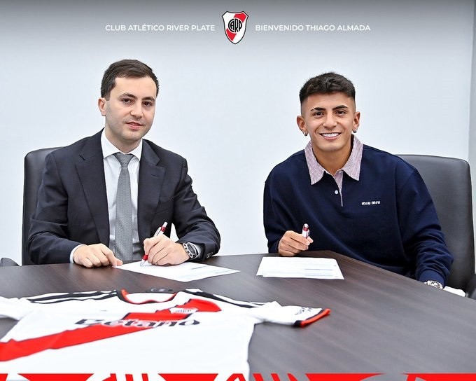 BOMBA EN RIVER: Thiago Almada ya firm&oacute;, se puso la banda y va por su esperado debut