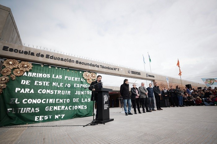 Kicillof desafi&oacute; a Milei desde Berazategui: inaugur&oacute; una escuela y anunci&oacute; nuevas obras para educaci&oacute;n y rutas