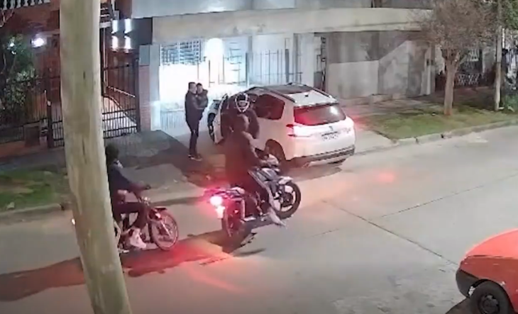 MOR&Oacute;N EN ALERTA: seis &ldquo;motochorros&rdquo; armados asaltaron a un hombre y su hijo de cuatro a&ntilde;os