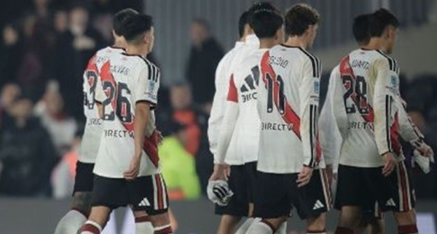 RIVER TOC&Oacute; FONDO: perdi&oacute; con Rosario Central, sum&oacute; su quinta ca&iacute;da consecutiva y el Monumental explot&oacute; contra todos