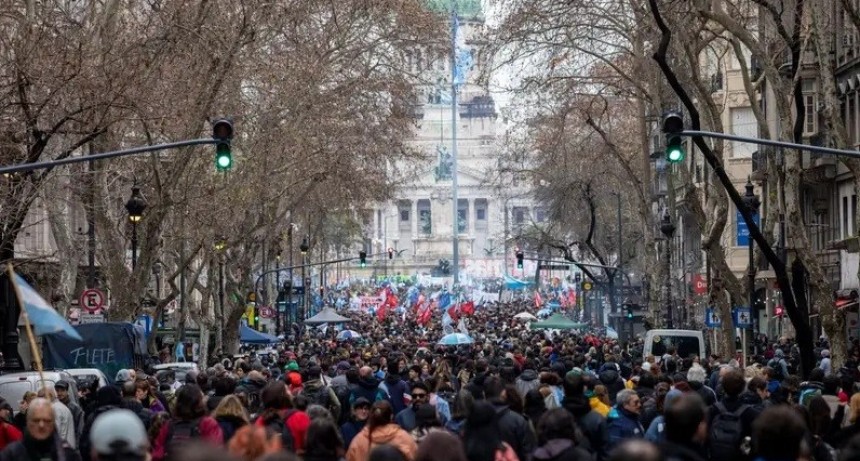 EL RECHAZO SE EXPANDE EN TODO EL PA&Iacute;S: crecen las protestas contra la reforma que impulsa el Gobierno
