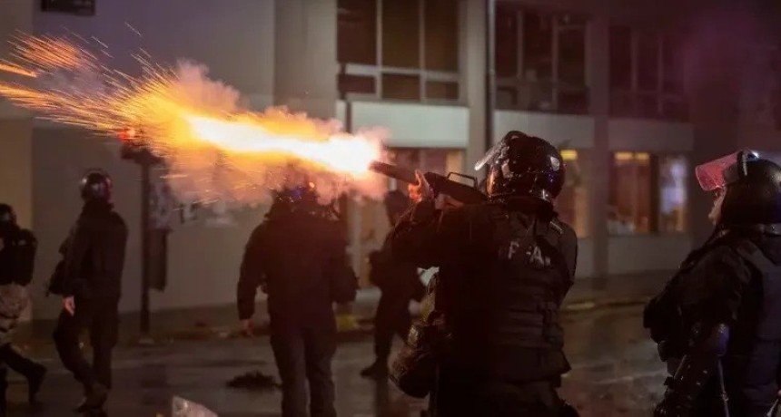 TENSI&Oacute;N FRENTE AL CONGRESO: gases, heridos y detenidos durante una protesta multitudinaria contra la reforma del Gobierno