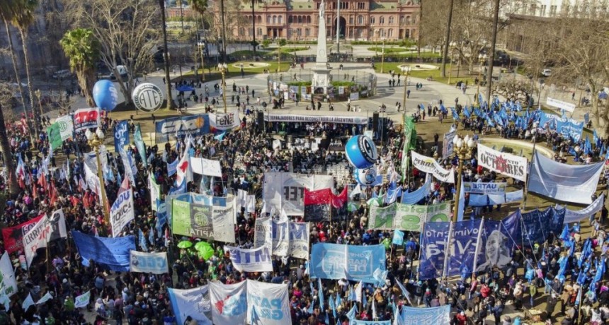 MILEI ENFRENTA OTRA CALLE CALIENTE: una multitud march&oacute; contra el ajuste y reclam&oacute; &ldquo;una Argentina para todos&rdquo;