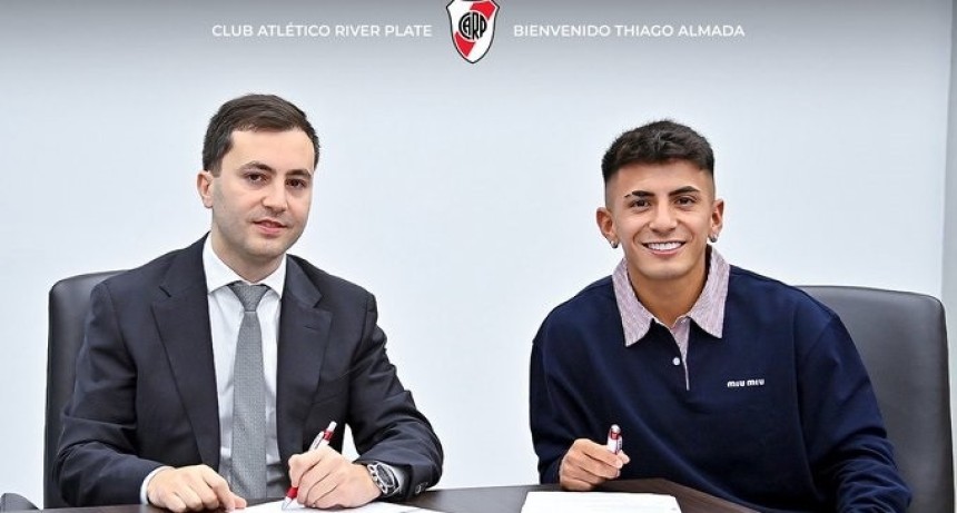 BOMBA EN RIVER: Thiago Almada ya firm&oacute;, se puso la banda y va por su esperado debut