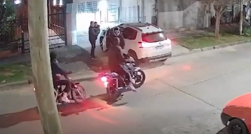 MOR&Oacute;N EN ALERTA: seis &ldquo;motochorros&rdquo; armados asaltaron a un hombre y su hijo de cuatro a&ntilde;os