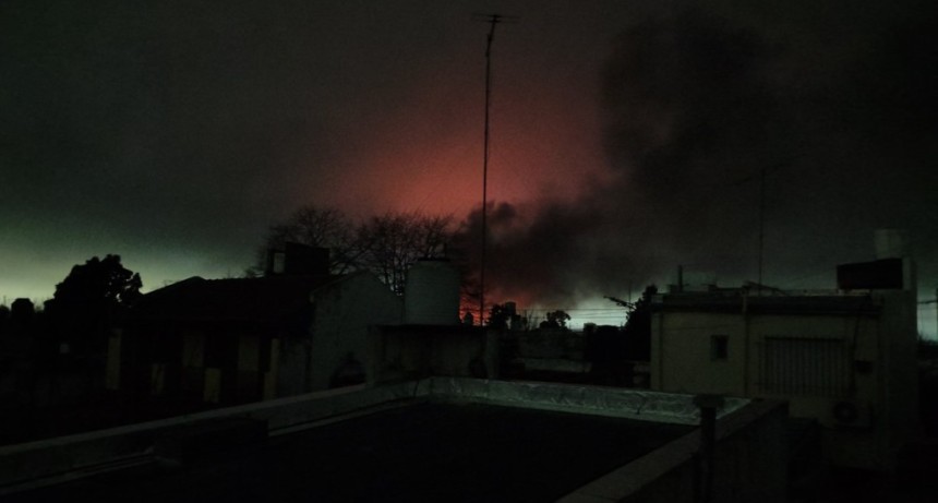 &iexcl;LA PLATA A OSCURAS! Un incendio en una central el&eacute;ctrica provoc&oacute; un enorme apag&oacute;n