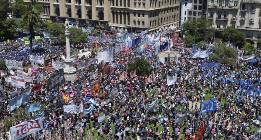 &iexcl;EL AJUSTE SALE A LA CALLE! Jubilados, docentes, PyMEs y endeudados protestan contra Milei