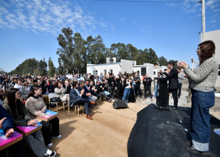 Kicillof Entrega Viviendas en Lobería y Lanza Duras Críticas al Gobierno Nacional por Paralización de Obras