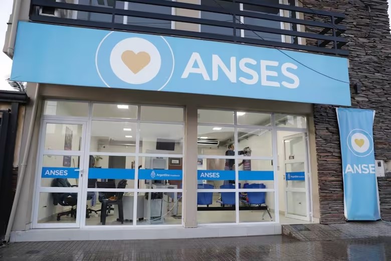 Jubilados sobreviven con aumentos mínimos mientras los precios siguen subiendo