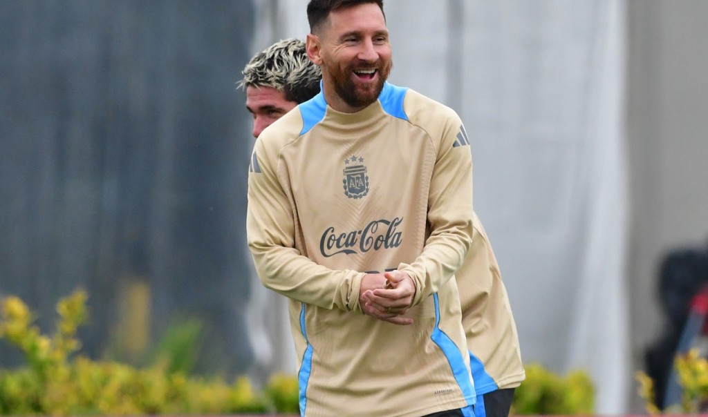 ¡Alerta en el Monumental! Mac Allister llega tarde y Scaloni define a último momento el equipo ante
