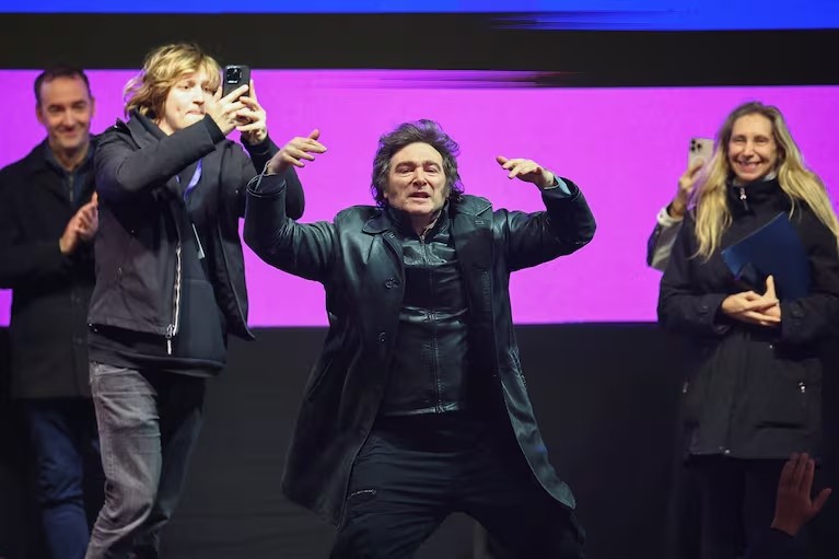 Fracaso en Moreno: Milei cerró su campaña con poco público, polémica y sin la violencia que esperaba
