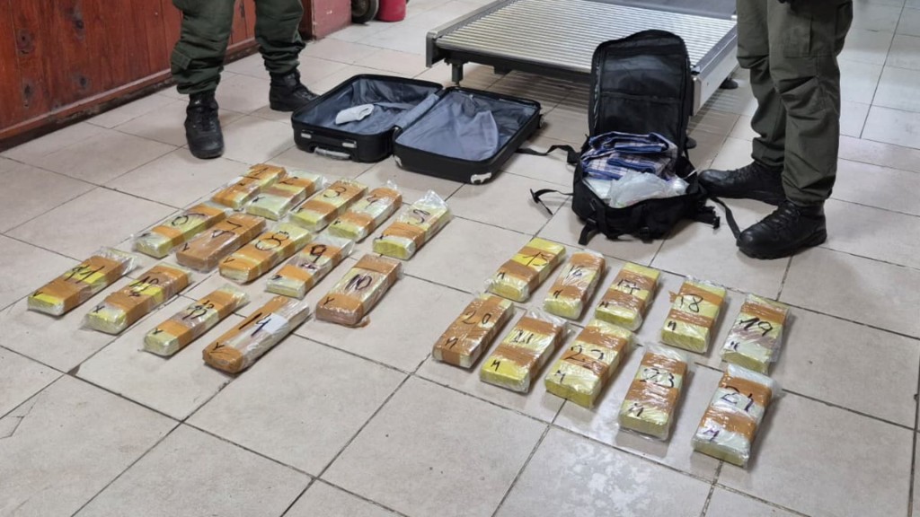 Cae con una valija repleta de droga: más de 20 kilos de marihuana en un micro rumbo a Córdoba