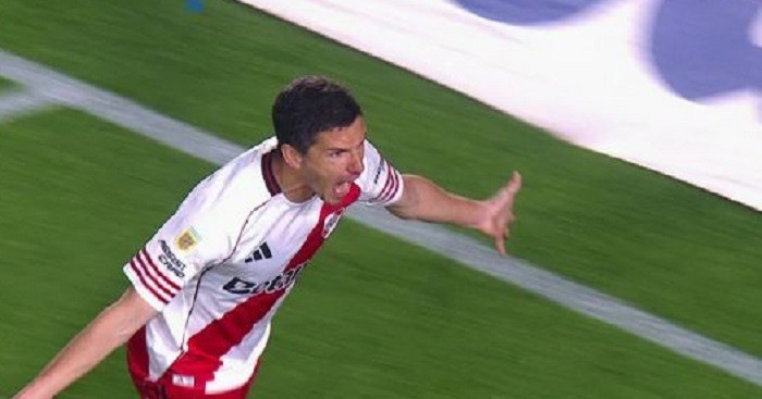 ¡River se impone en La Plata y sigue líder pese a jugar con un hombre menos!