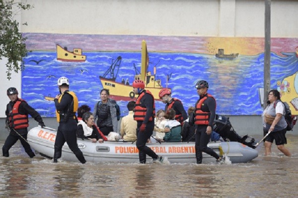 Escándalo en Bahía Blanca: Milei recortó $100 mil millones del fondo de emergencia tras el triunfo libertario