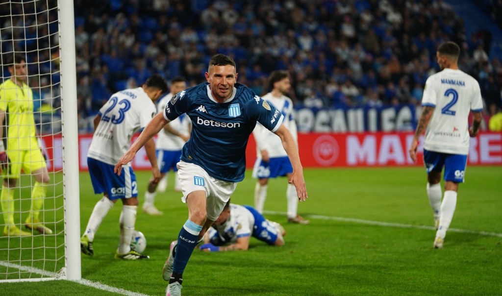 Racing golpea en Liniers y deja a Vélez al borde del abismo en la Libertadores
